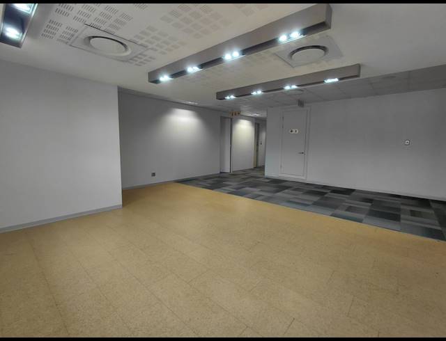 1,091M² OFFICE TO LET IN BRYANSTON